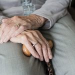 Come prendersi cura di un anziano non più autosufficiente